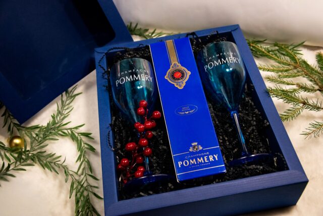 Kas tahaksid sel aastal kinkida midagi uut ja päriselt üllatada? 🎁✨ 
Kingi maitseelamus – hoolikalt kokku pandud kinkepakid sinu lähedastele või sõpradele.
 🍾 Personaalsus: komplekt pannakse kokku sinu soovide järgi.
✨Kvaliteet: šampanja, crémant, cava, prosecco, kvaliteetveinid, maailmaklassi õlled ja siidrid.
🧀 Koostöö Nopriga: Nopri talu käsitööjuustudega sobitatud maitsepaarid.
🌿 Kõigile sobiv: saadaval alkoholivabad ja vegan valikud.  🏷️ Temaatiline pakendilahendus: jõulud, isadepäev, sõbrapäev jms. 
🚚 Mugavus: komplekteerime, pakendame ja korraldame tarne kokkuleppel.
📦 Paindlikkus: telli 1 või mitu.

📩 Võta ühendust sõnumi teel või e-kirjaga — lynelly@mulljamaik.ee