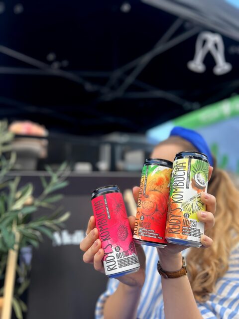 🍂SÜGISE ALGUSE LOOS RUDY’S KOMBUCHAGA🍂

Päriselt värskendav kombucha päris teest — pastöriseerimata ja ilma säilitusaineteta, seega maitse ehe ja mull “elus”.
PS: Rudy on brändi omanike koera nimi. Tahad proovida? Võta loosist osa!

Üks õnnelik võidab:
24 purki Rudy’s kombuchat

🥥🍍 8× Kookos–Ananass
☀️ 🌿 8× Vaarikas–Basiilik
🥭✨ 8× Passion–Mango

Loosis osalemiseks:
1️⃣ Jälgi meid Instagramis
2️⃣ Märgi kommentaarides sõber, kellega seda auhinda koos naudiksid, ja kirjuta, millist maitset kõige rohkem tahaksid proovida

Võitja kuulutame välja 22.09.2025!
 Head loosõnne! 🥂