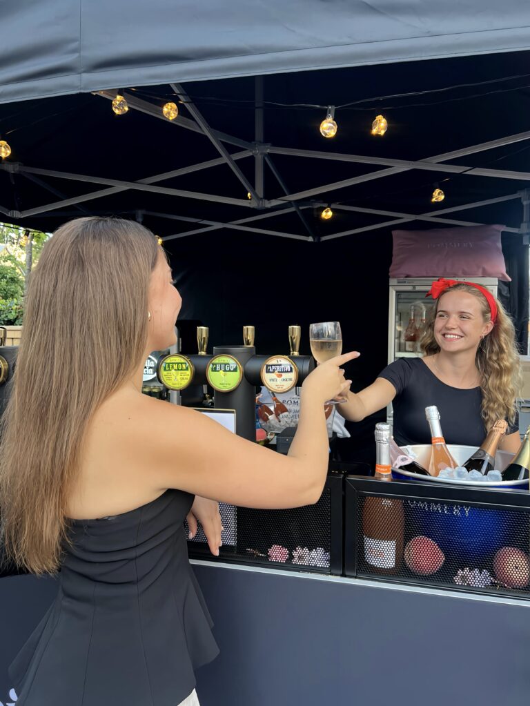 Mull & Maik teenindaja ulatab külalisele spritzi